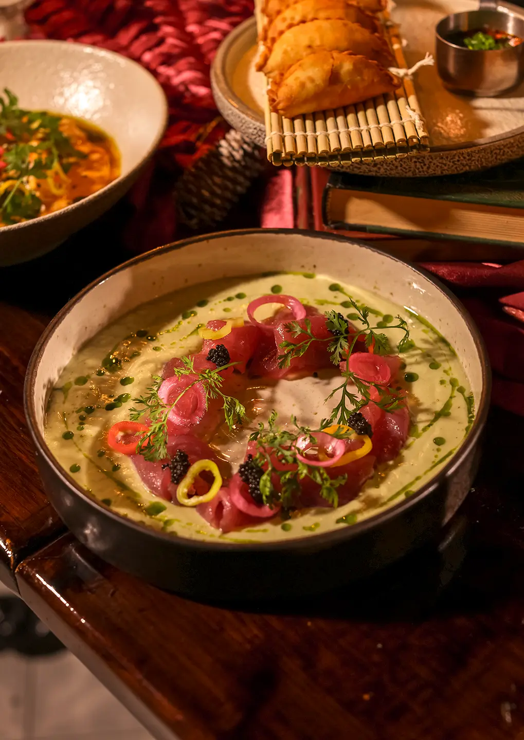 Si estás buscando un 1-restaurante para visitar en Medellín durante tus vacaciones, nuestro recomendado es Mombasa. Un restaurante ubicado en El Poblado, con espacio pensado para disfrutar, conversar sin afán y dejar que la noche fluya entre platos, cócteles y un poco de música. Medellín se ha convertido en un lugar para vacaciones y para disfrutar de lugares llenos de buena energía y sitios que se sienten diferentes. Mombasa, lejos de intentar impresionarte, busca conectarse desde lo cercano y lo real. Por qué somos uno de esos restaurantes para visitar en Medellín donde todo sucede en el momento justo y como debe pasar.