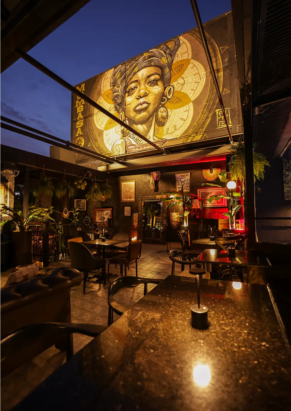 Si estás buscando un 1-restaurante para visitar en Medellín durante tus vacaciones, nuestro recomendado es Mombasa. Un restaurante ubicado en El Poblado, con espacio pensado para disfrutar, conversar sin afán y dejar que la noche fluya entre platos, cócteles y un poco de música. Medellín se ha convertido en un lugar para vacaciones y para disfrutar de lugares llenos de buena energía y sitios que se sienten diferentes. Mombasa, lejos de intentar impresionarte, busca conectarse desde lo cercano y lo real. Por qué somos uno de esos restaurantes para visitar en Medellín donde todo sucede en el momento justo y como debe pasar.