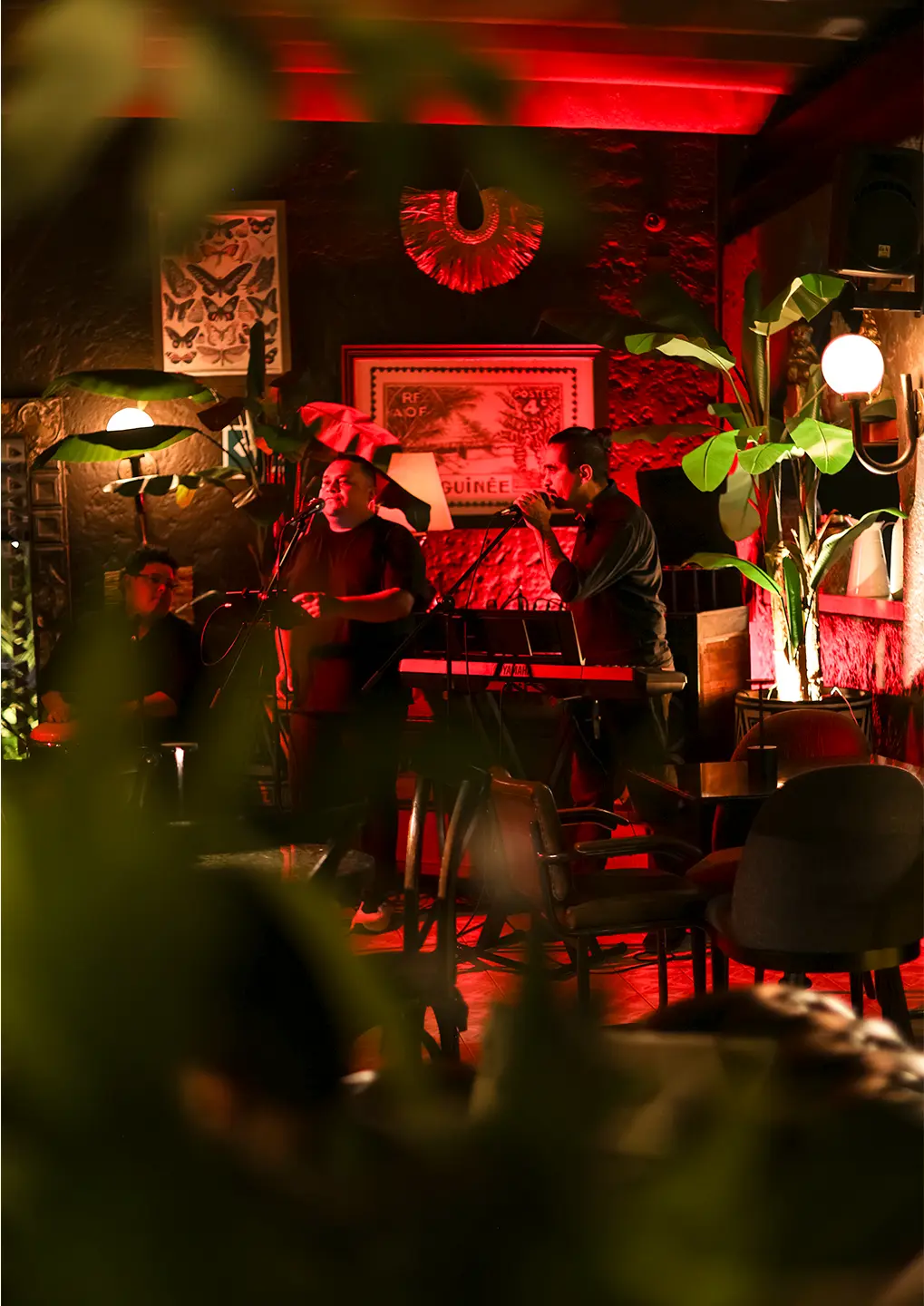 Si estás buscando un 1-restaurante para visitar en Medellín durante tus vacaciones, nuestro recomendado es Mombasa. Un restaurante ubicado en El Poblado, con espacio pensado para disfrutar, conversar sin afán y dejar que la noche fluya entre platos, cócteles y un poco de música. Medellín se ha convertido en un lugar para vacaciones y para disfrutar de lugares llenos de buena energía y sitios que se sienten diferentes. Mombasa, lejos de intentar impresionarte, busca conectarse desde lo cercano y lo real. Por qué somos uno de esos restaurantes para visitar en Medellín donde todo sucede en el momento justo y como debe pasar.