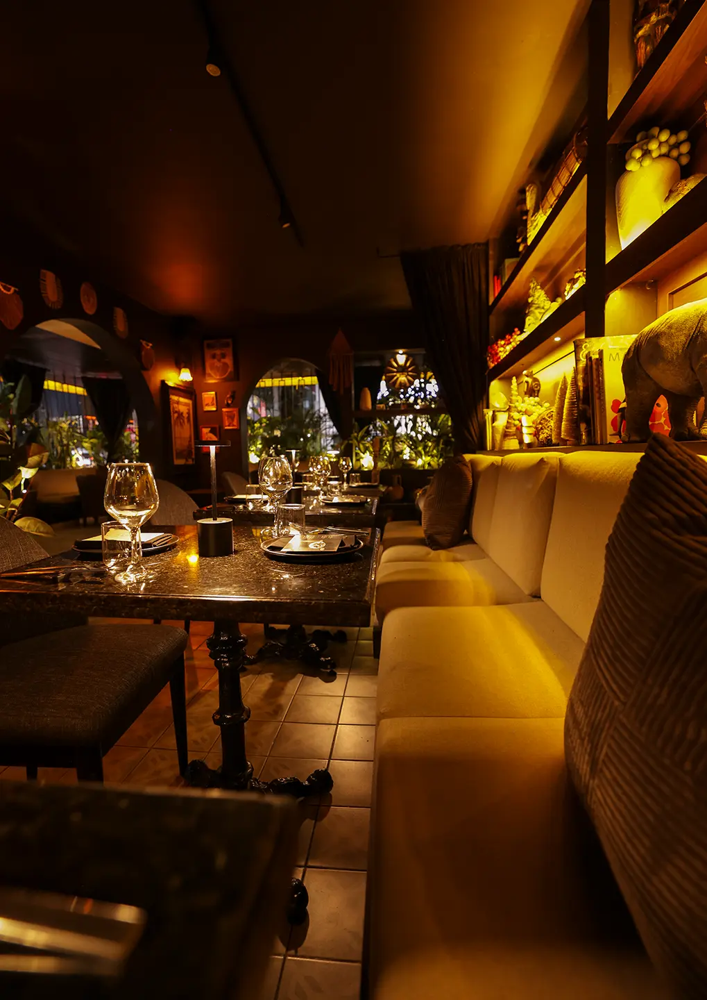 Si estás buscando un 1-restaurante para visitar en Medellín durante tus vacaciones, nuestro recomendado es Mombasa. Un restaurante ubicado en El Poblado, con espacio pensado para disfrutar, conversar sin afán y dejar que la noche fluya entre platos, cócteles y un poco de música. Medellín se ha convertido en un lugar para vacaciones y para disfrutar de lugares llenos de buena energía y sitios que se sienten diferentes. Mombasa, lejos de intentar impresionarte, busca conectarse desde lo cercano y lo real. Por qué somos uno de esos restaurantes para visitar en Medellín donde todo sucede en el momento justo y como debe pasar.