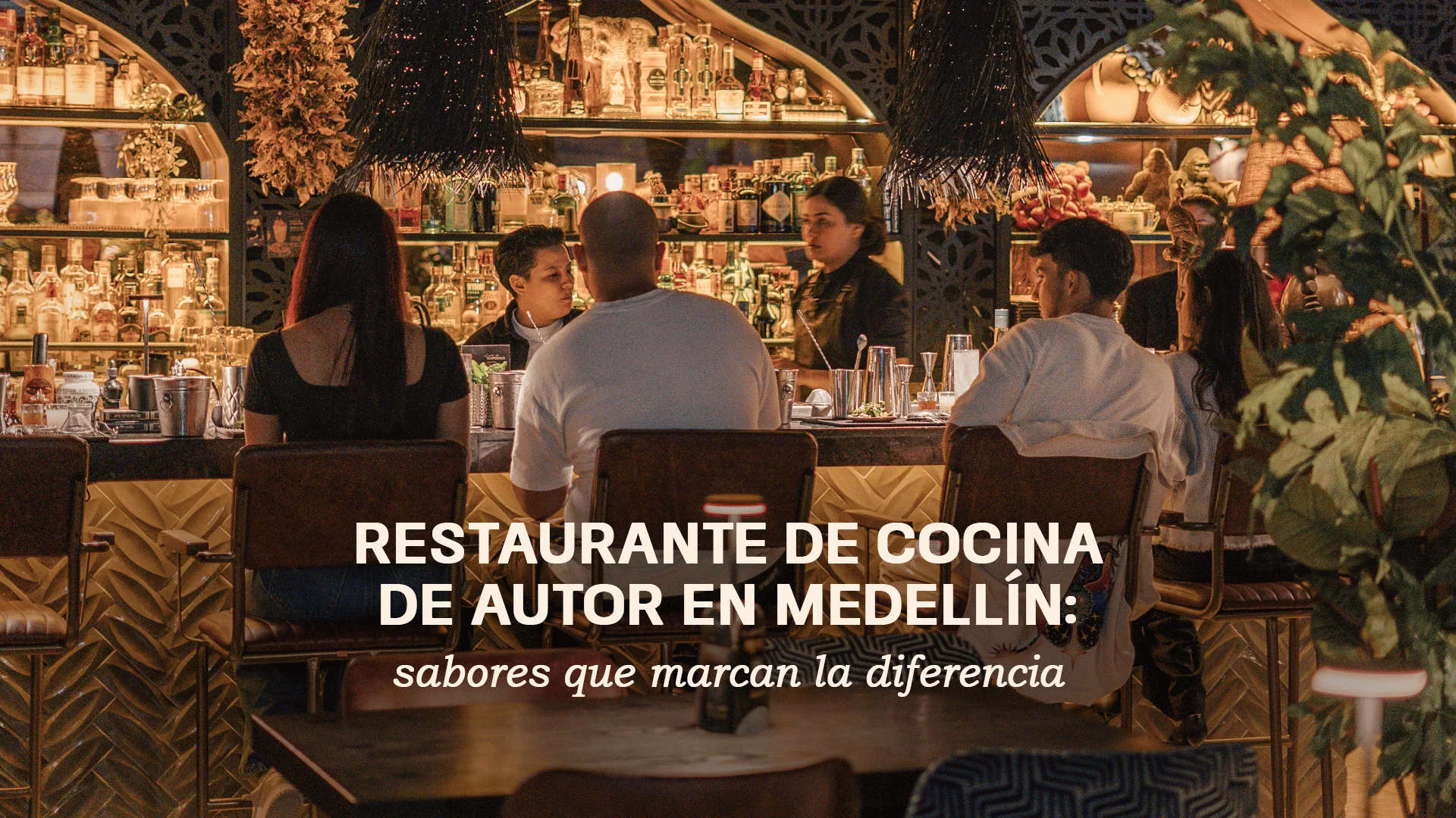 Bar interior at night with customers seated at a high counter, bartender serving, and bottles on illuminated shelves in the background; Spanish headline about a Medellín restaurant visible over the scene.